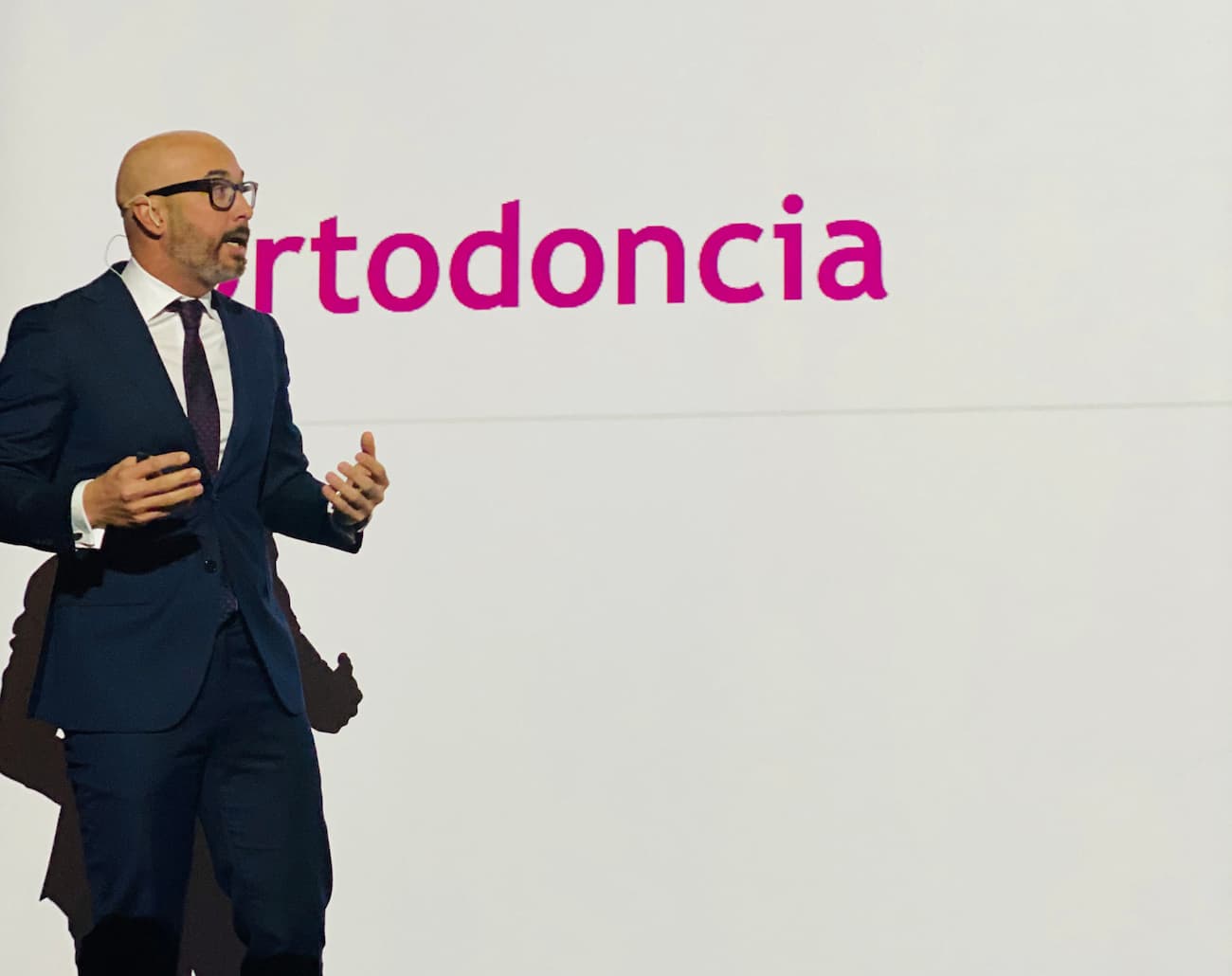 CONFERENCIA SOBRE SALUD BUCODENTAL Y CANCER DE MAMA